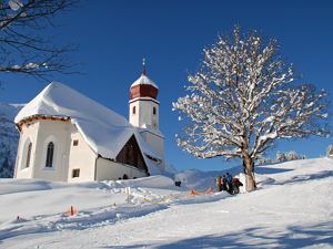 Damülser Kirche im Winter (c) Huber Images - Damül