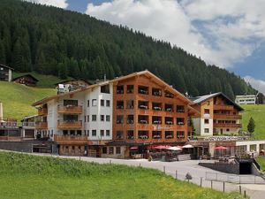 Hotel Walliserstube Außenansicht Sommer